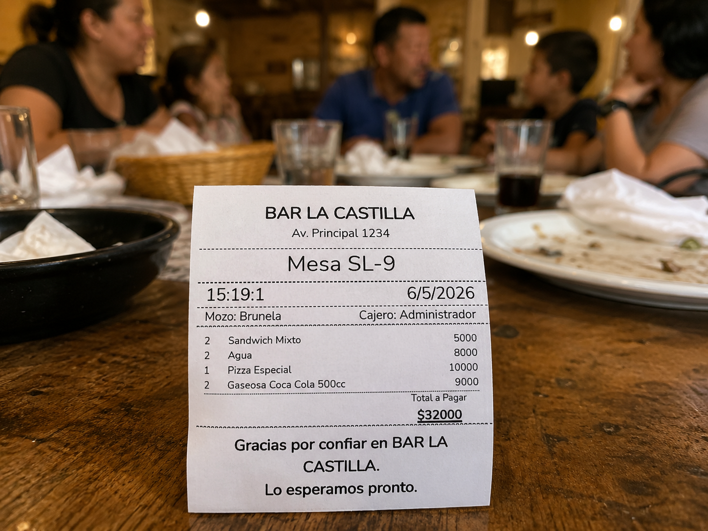 Ticket impreso en una mesa de restaurante